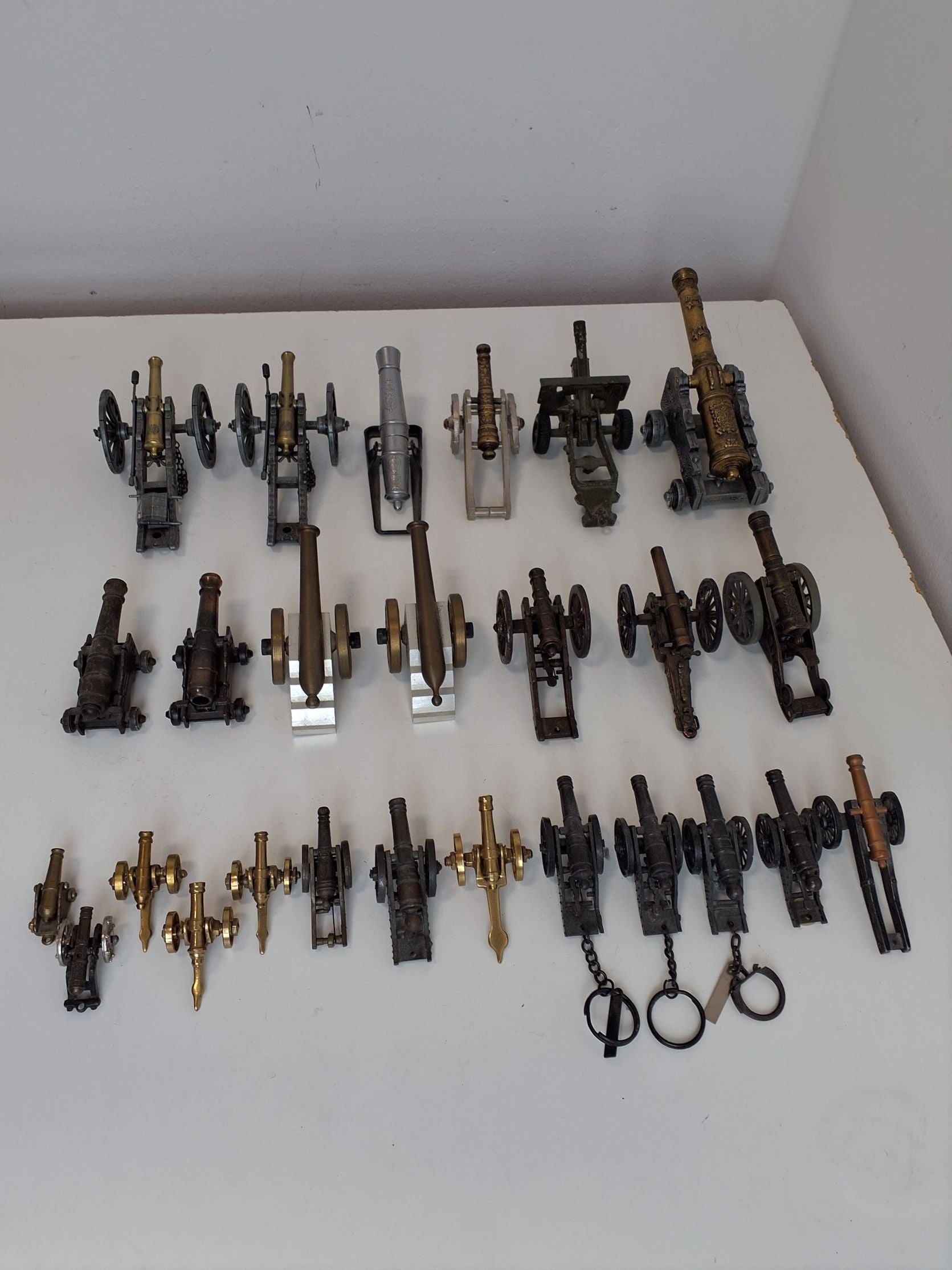 Samling af model kanoner