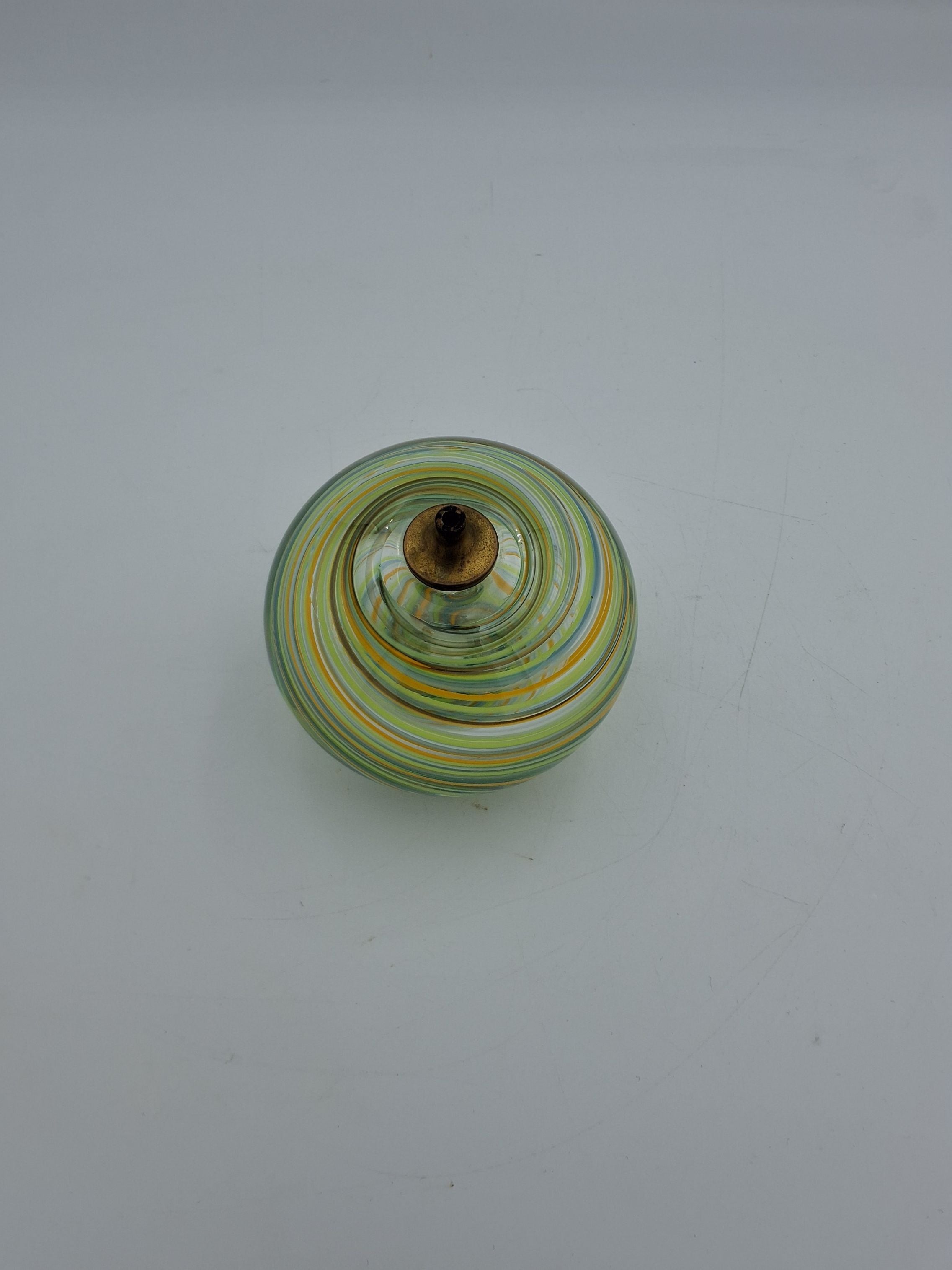 Blå, gul og grøn glas olielampe