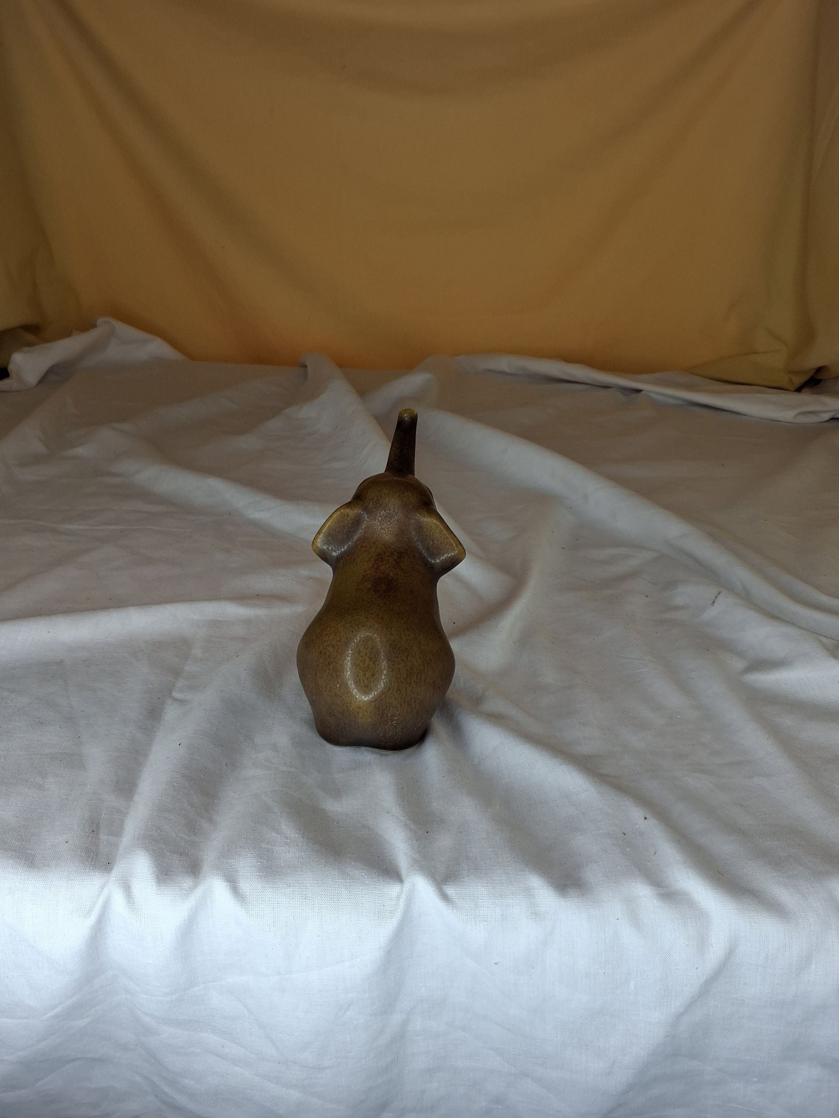 Keramisk elefantfigur