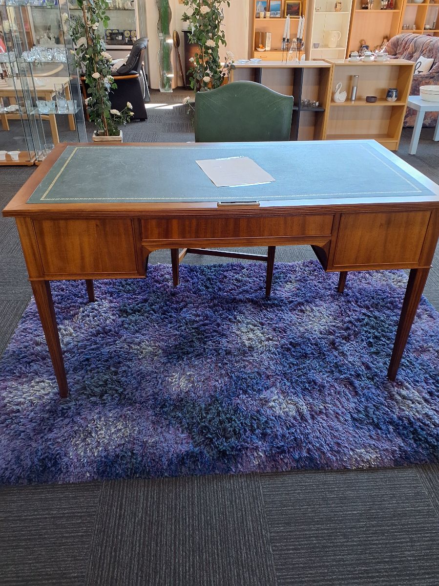 Skrivebord med tilhørende stol retro