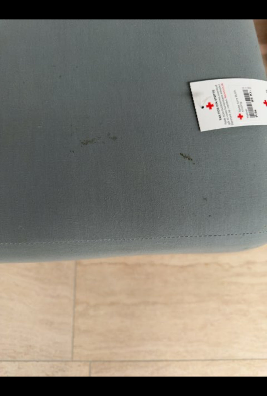 Seng i lys blågrå farve perfekt til gæsteværelset