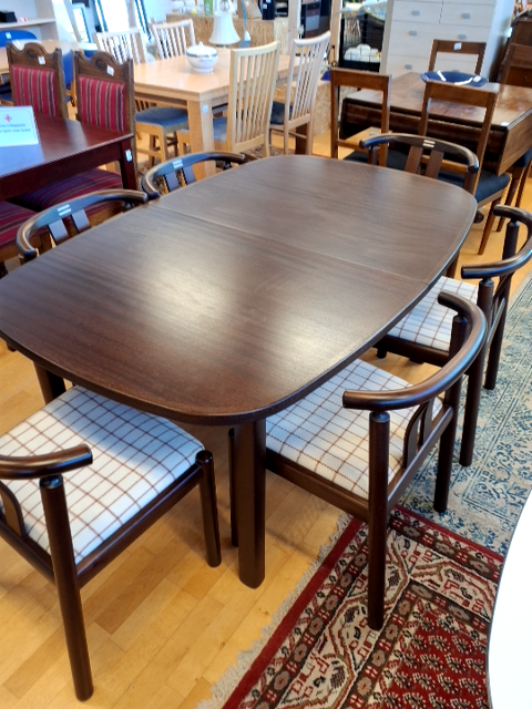 Utroligt flot spisebord med 6 stole