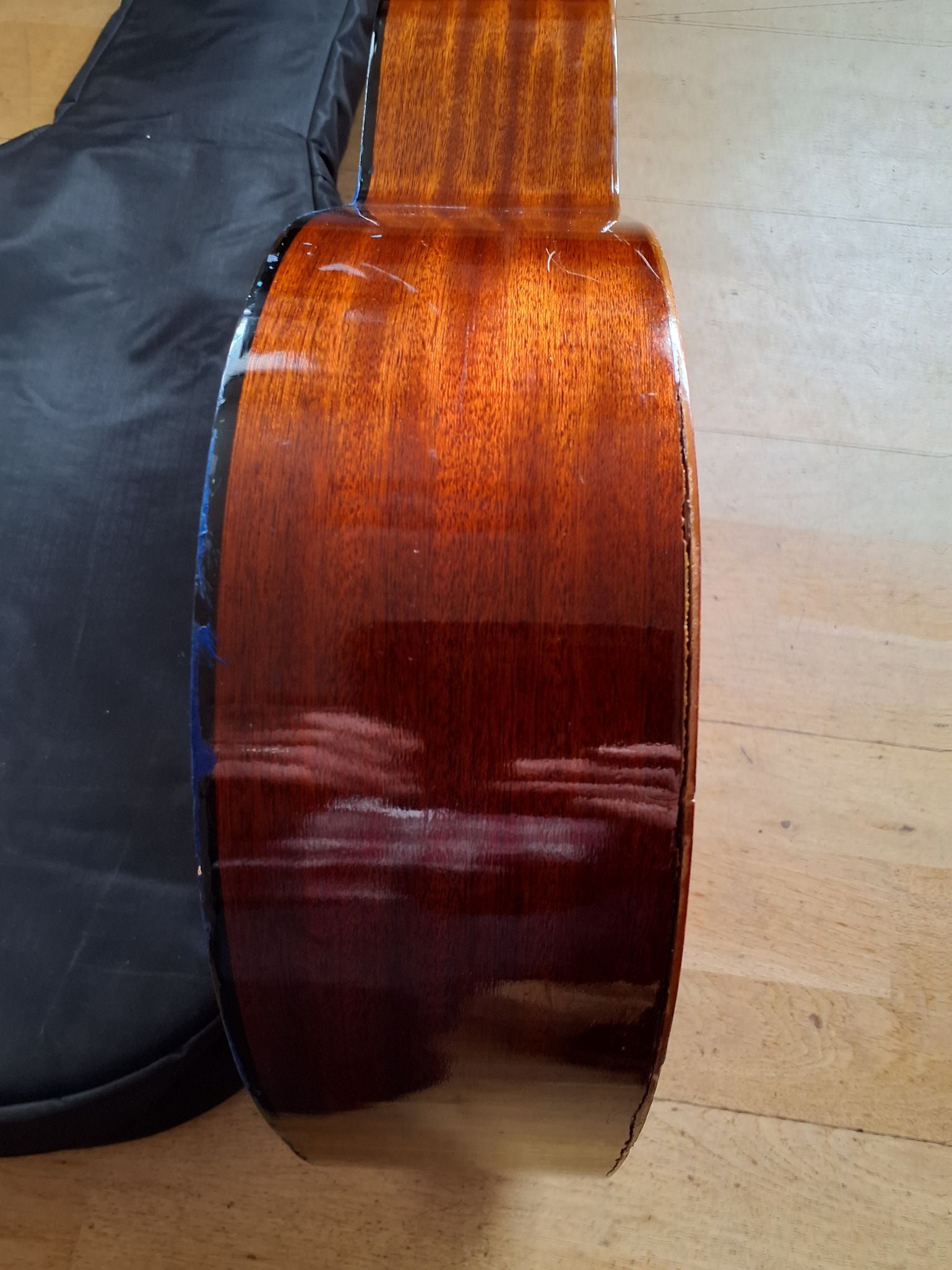 Gammel dekoreret guitar