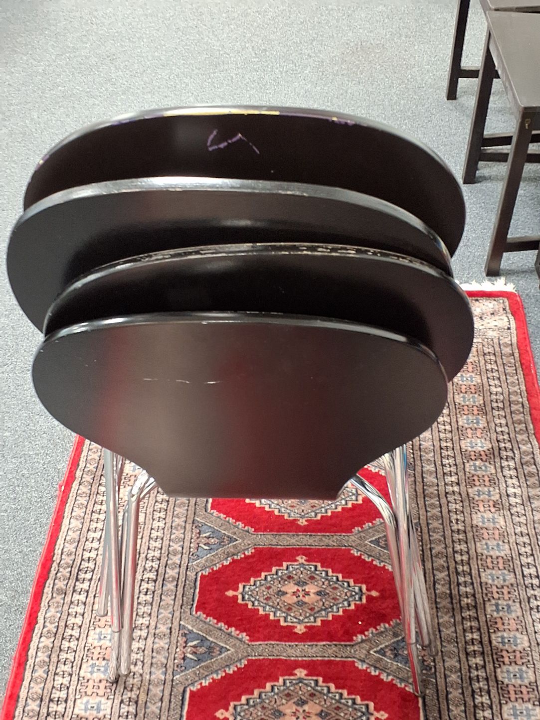 Spisestuestol i sort lakering med stålstel.