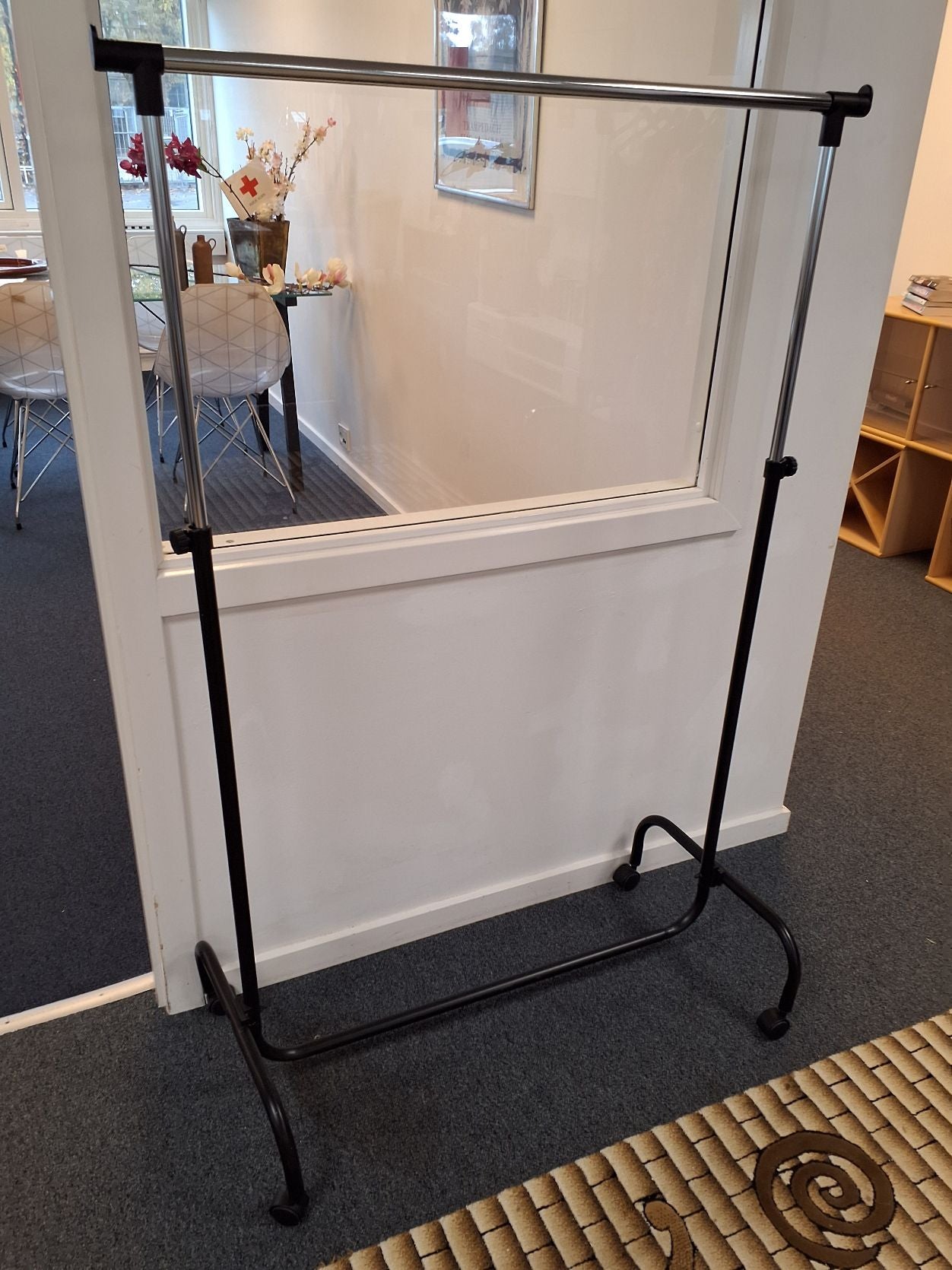 Højdejusterbart tøjstativ