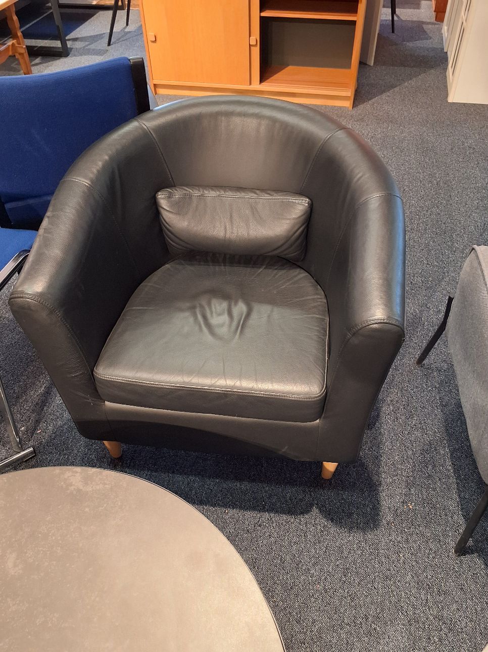 Rund stol i sort læder