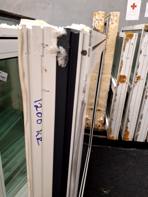 Træ vindue med udvendigt plast kant