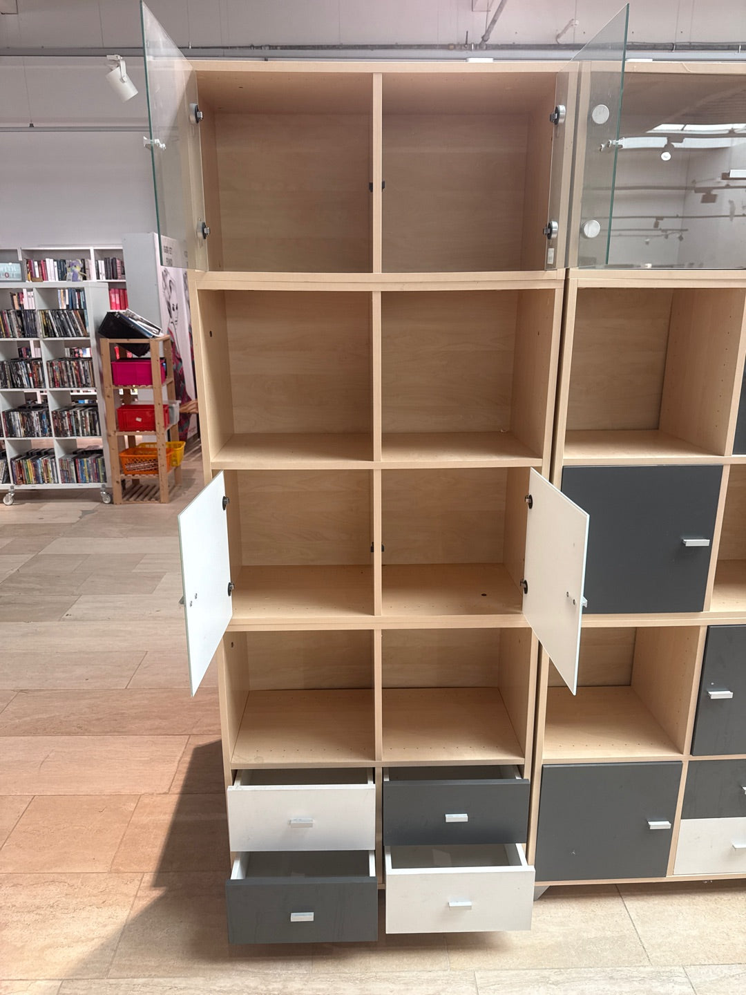 Reol modulopbygget m. 4 glaslåger