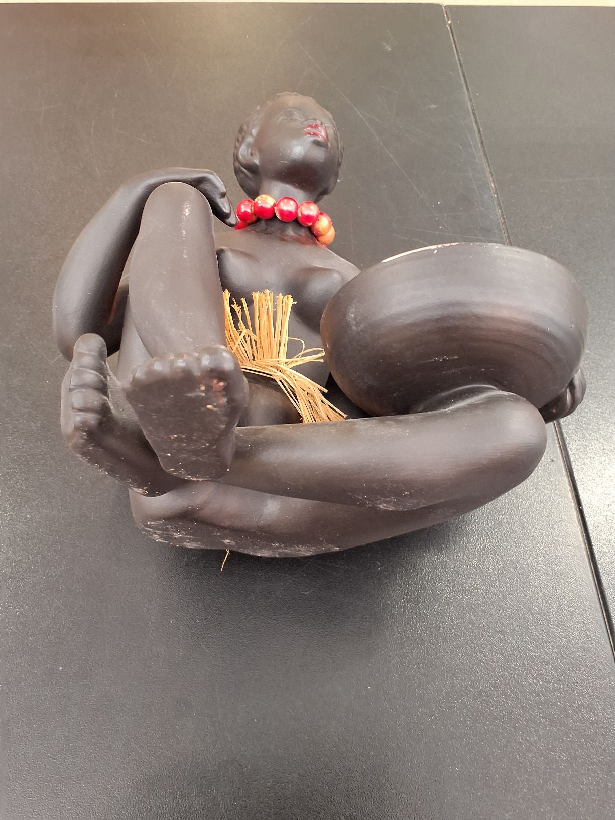 Afrikansk siddende kvindefigur
