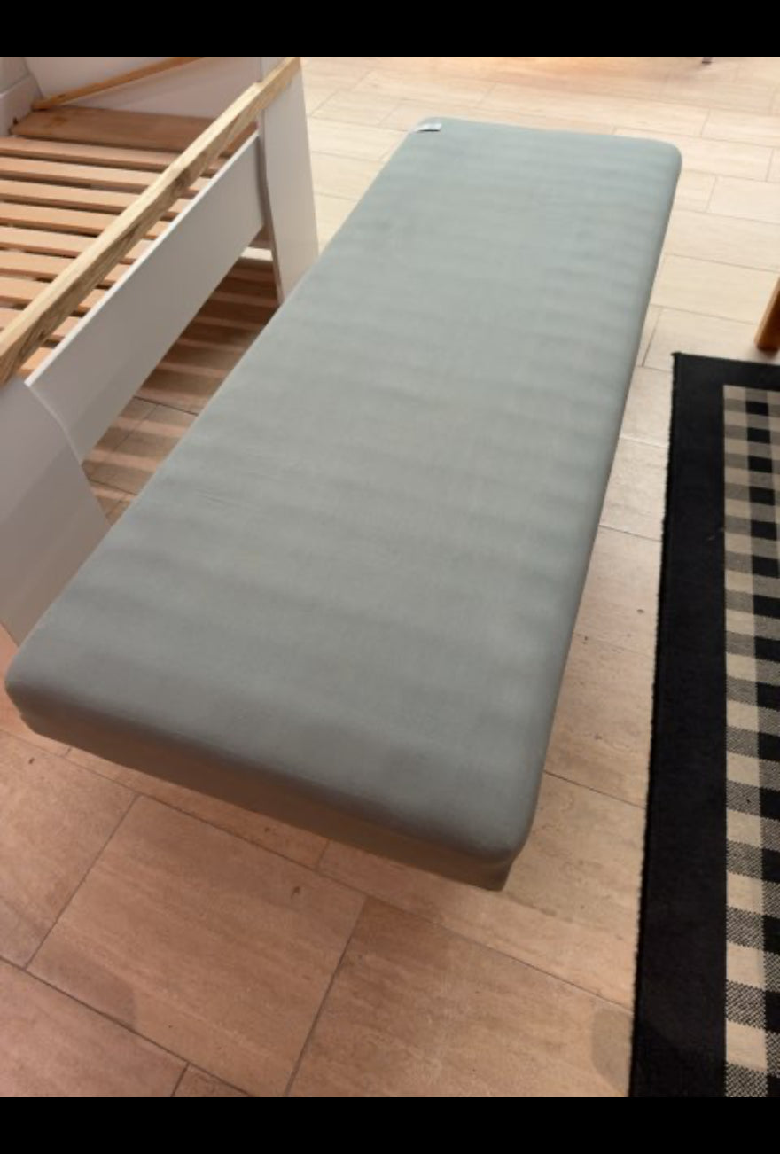 Seng i lys blågrå farve perfekt til gæsteværelset