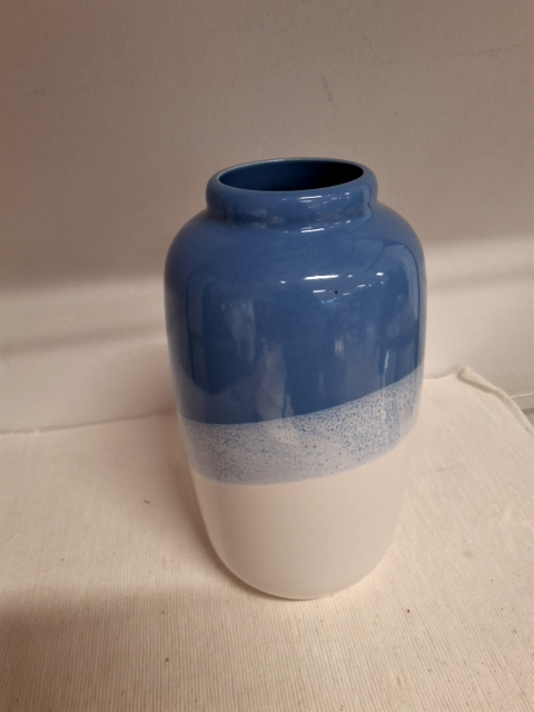 Blå og hvid vase