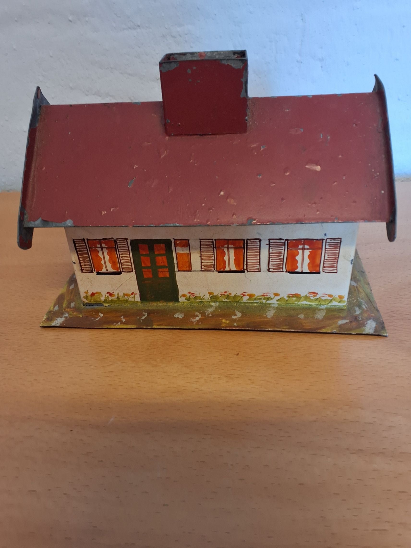 Sparebøsse - formet som hus fra 1946 - 1960