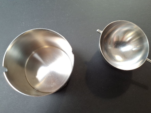 Stelton lille askebæger med vippelåg