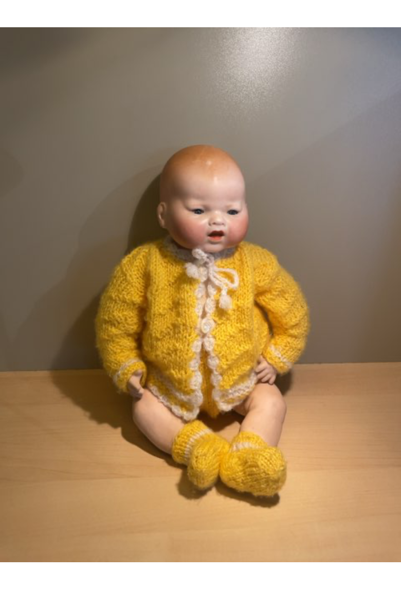 Gammel siddende Porcelæns dukke