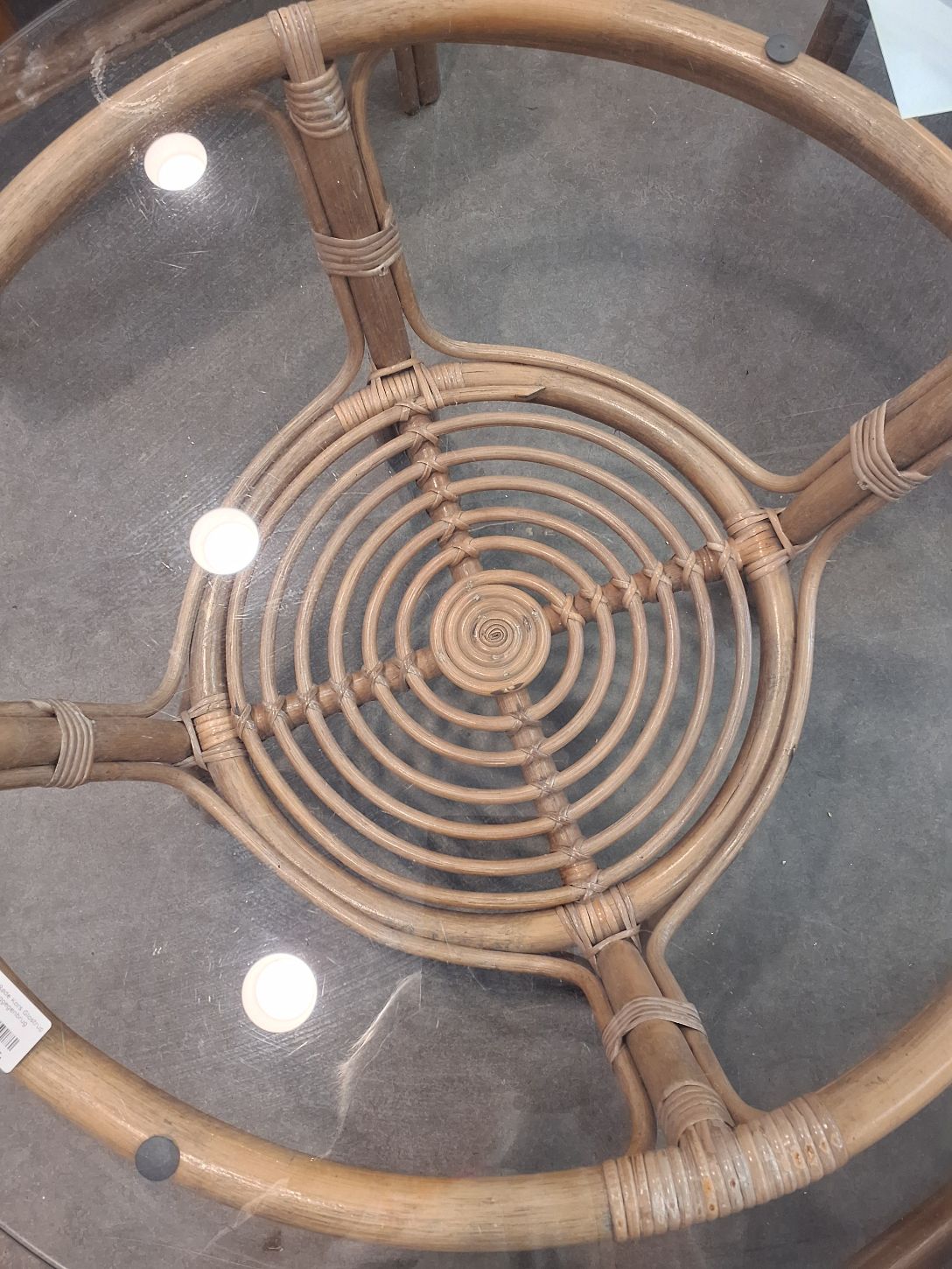 Rundt glas rattan sofabord
