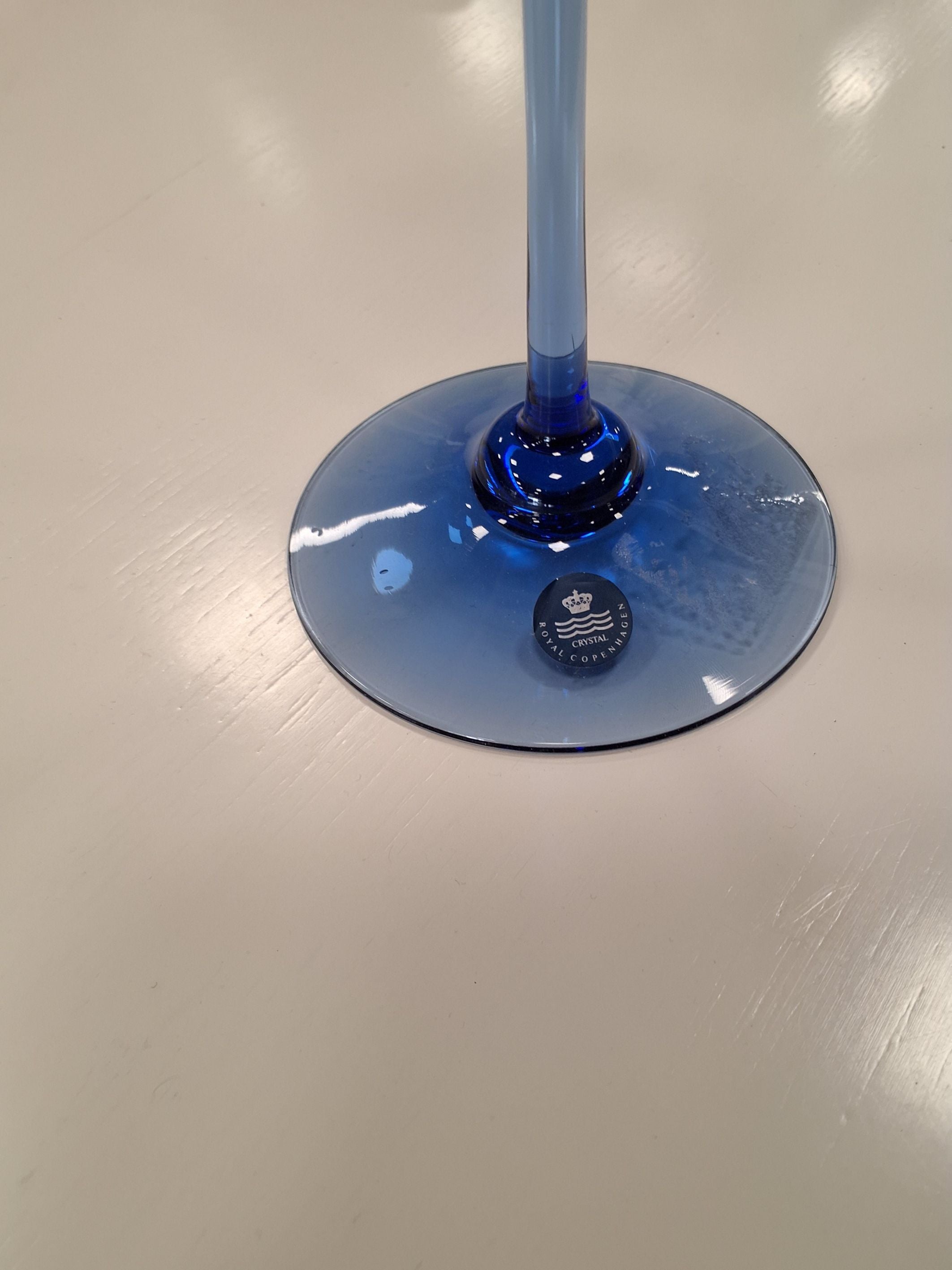 Blåfarvet glas lysestage