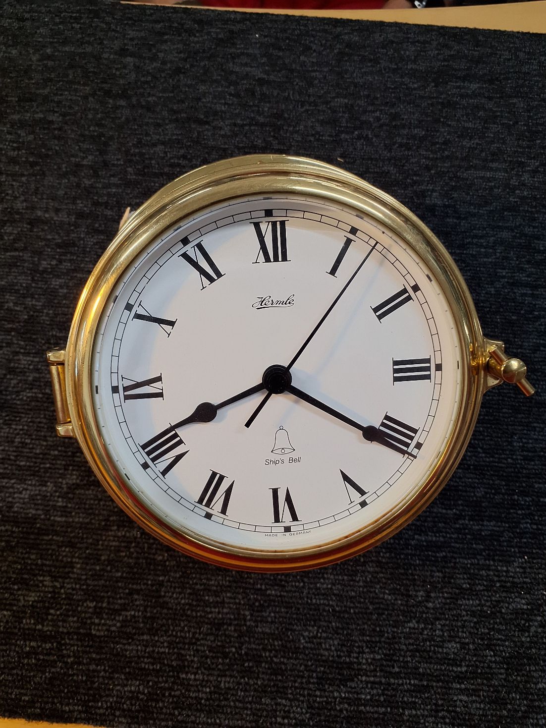 Autentisk skibsur og barometer.