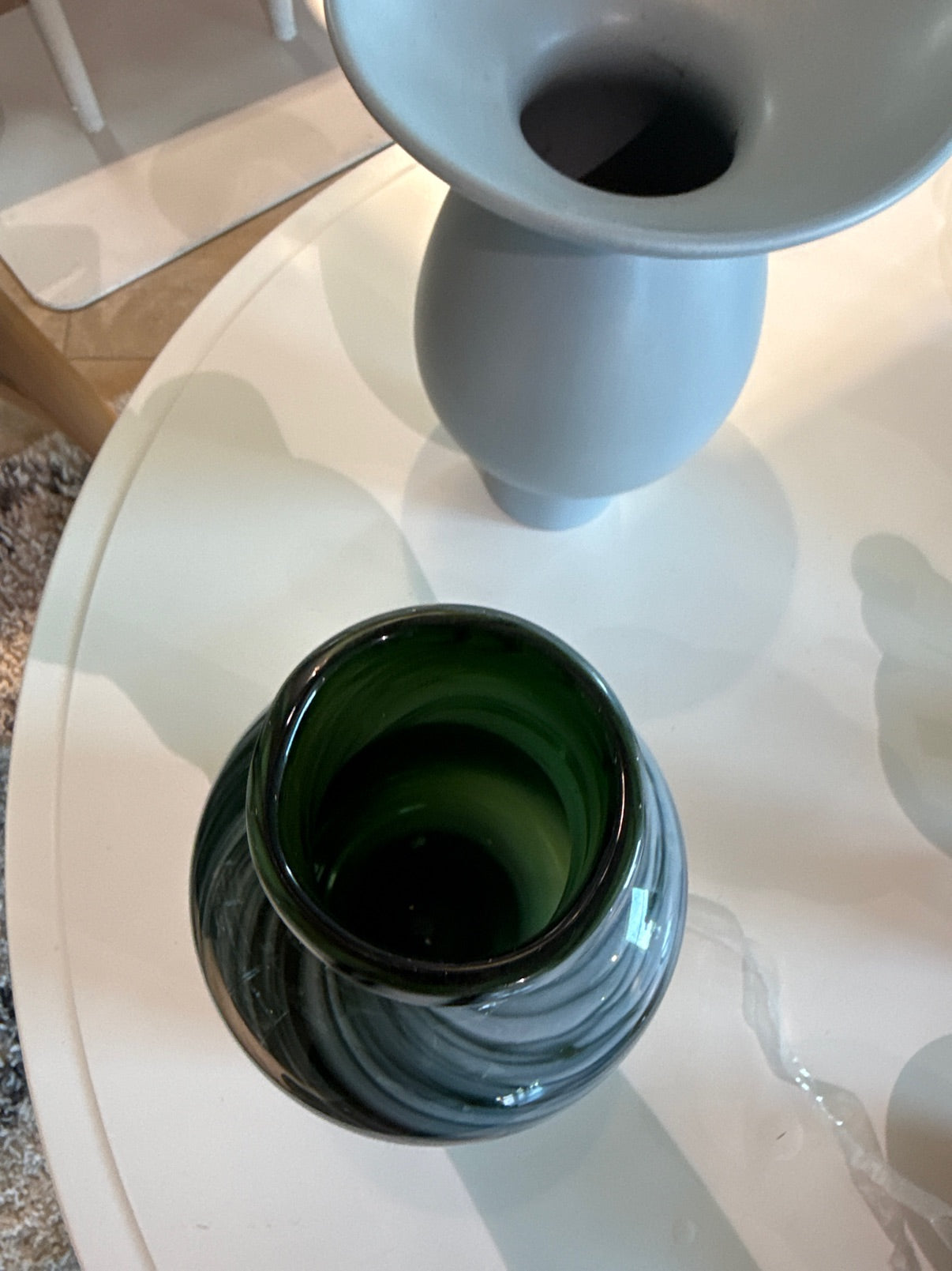 Vase i grøn m. Hvide detaljer