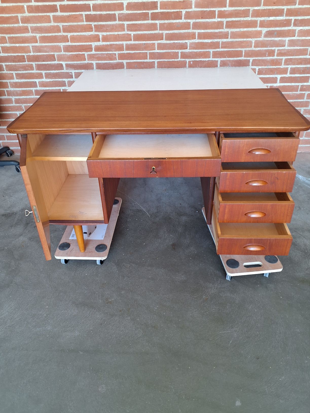 Skrivebord i teaktræ