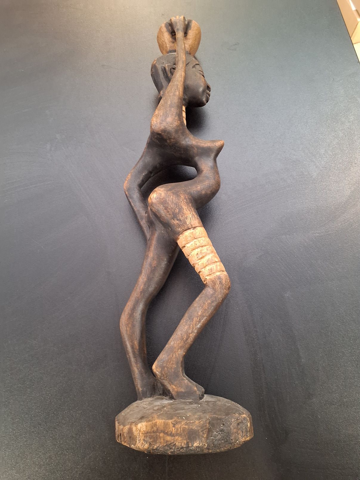 Afrikansk kvindefigur i træ