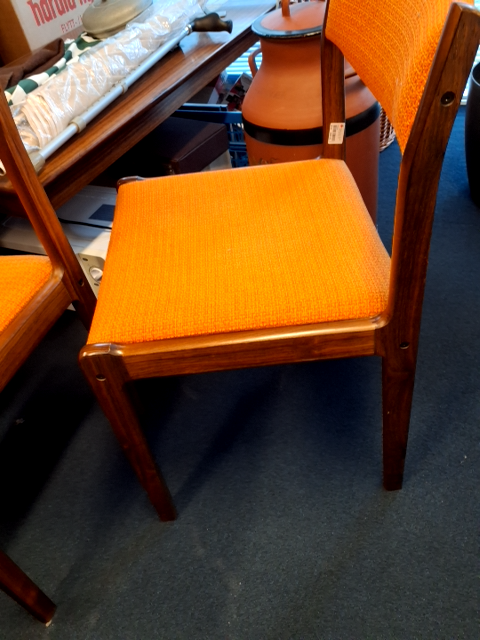 Dansk design stol med orange betræk