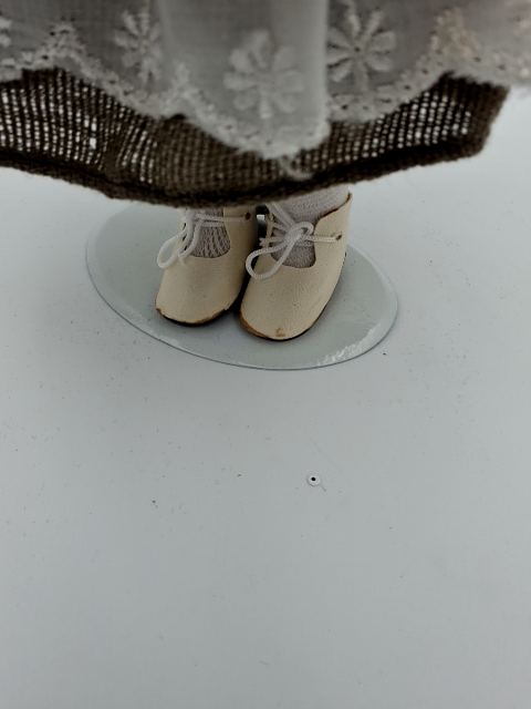 3. Porcelænsdukke m. ternet kjole