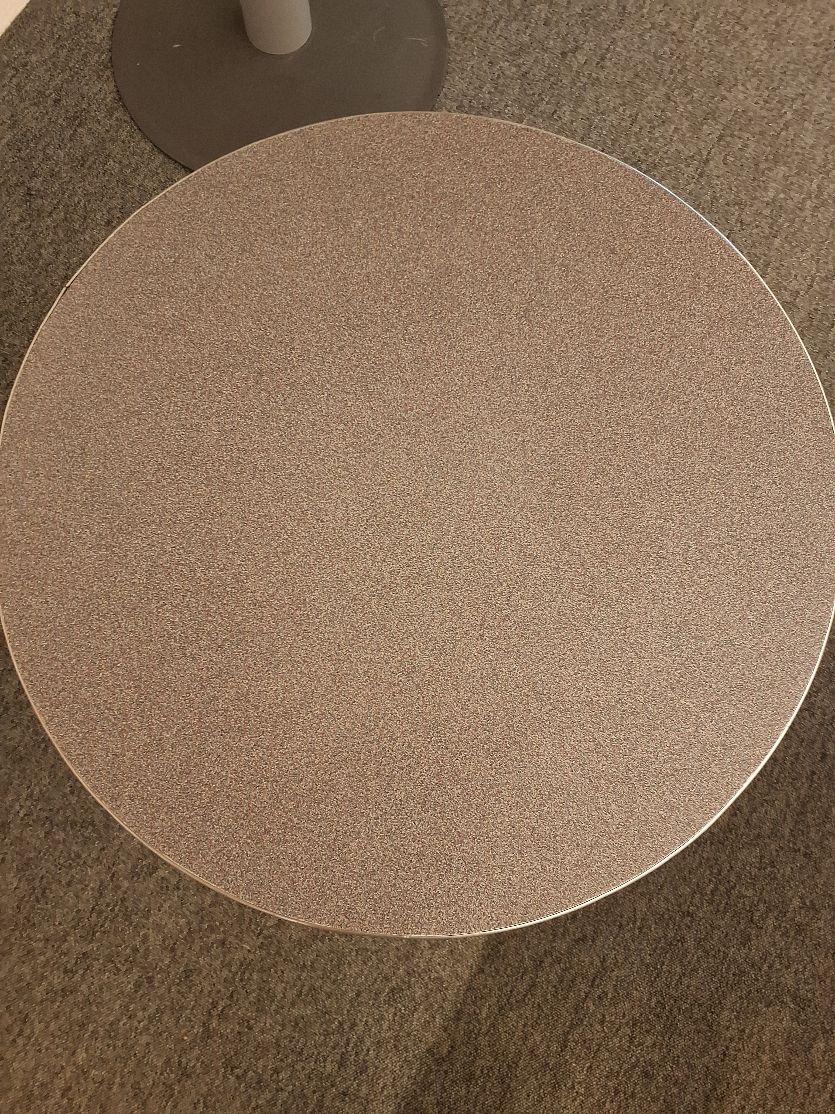 Cafébord med grå laminat, træben og metalfod - 7086