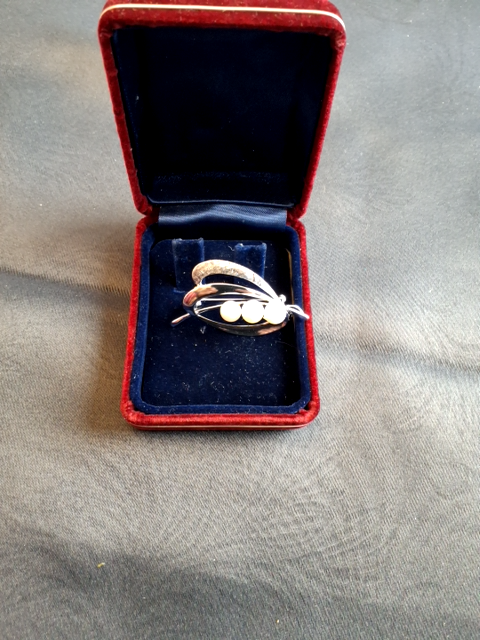 Mikimoto broche