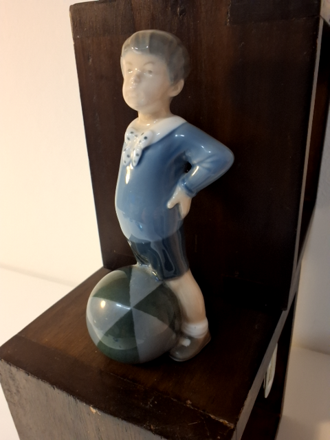 kongelig Porcelæn Dren med bold