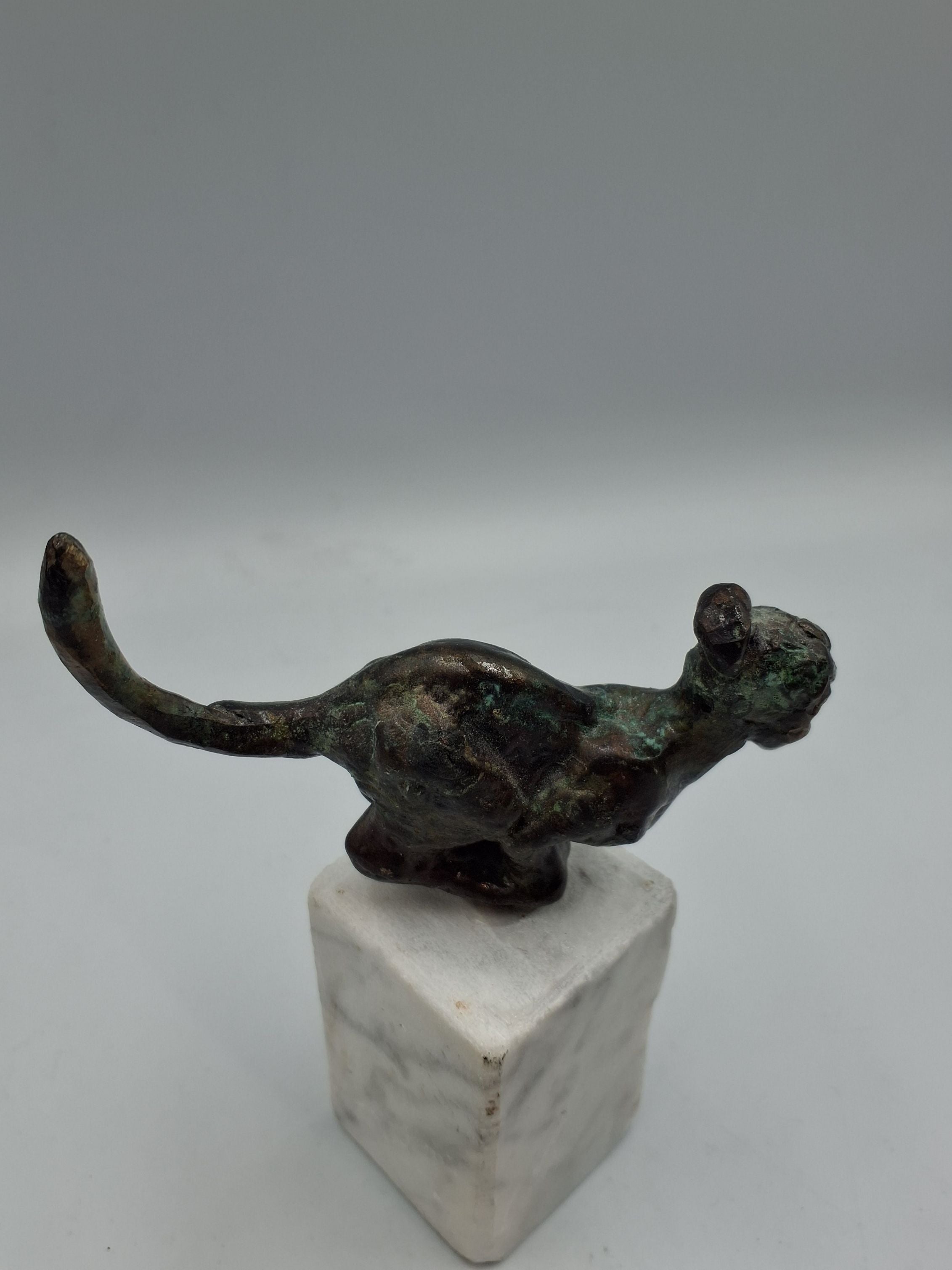 Helle Crawford bronze figur på sten