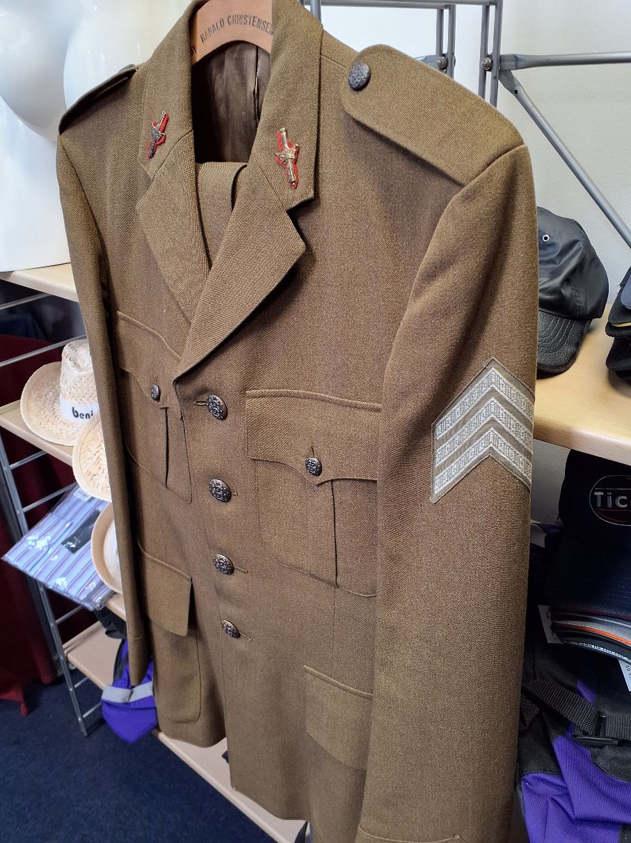 Gl. militæruniform, jakke, bukser og kasket