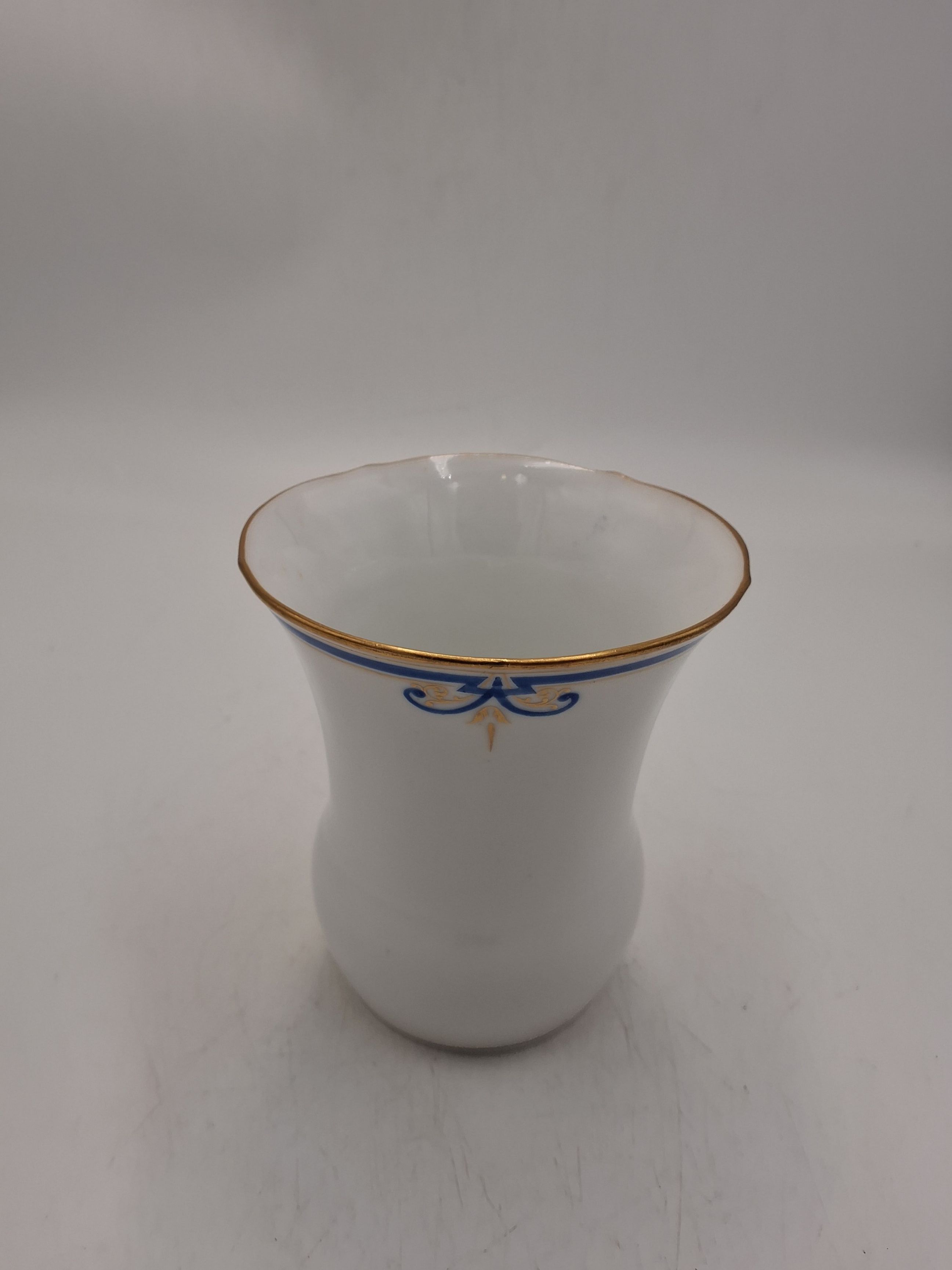 B&G lille vase i pocelæn med dekorativ sløjfe i blå farver, og guld kant.
