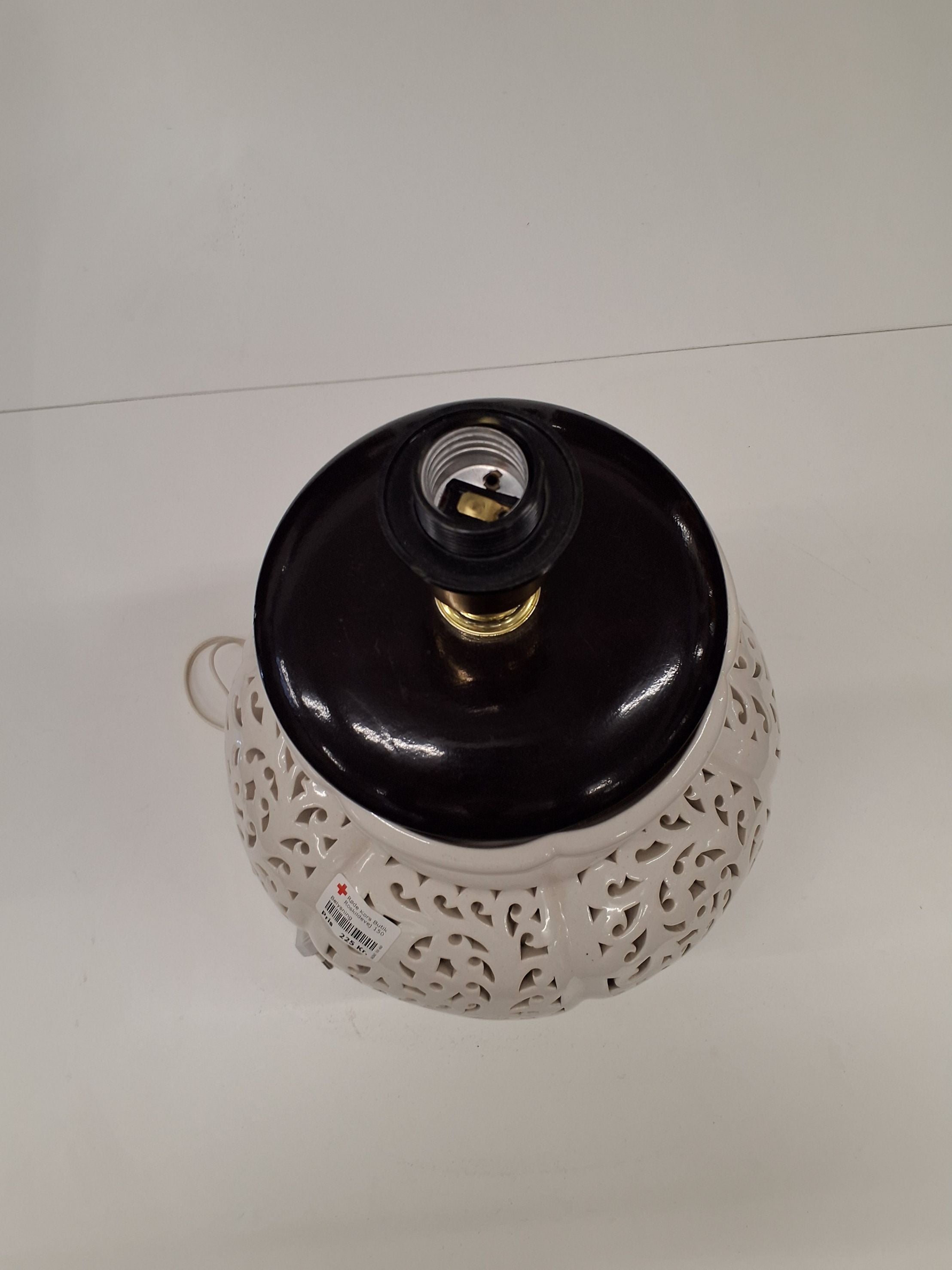 Bordlampe med udskæringer