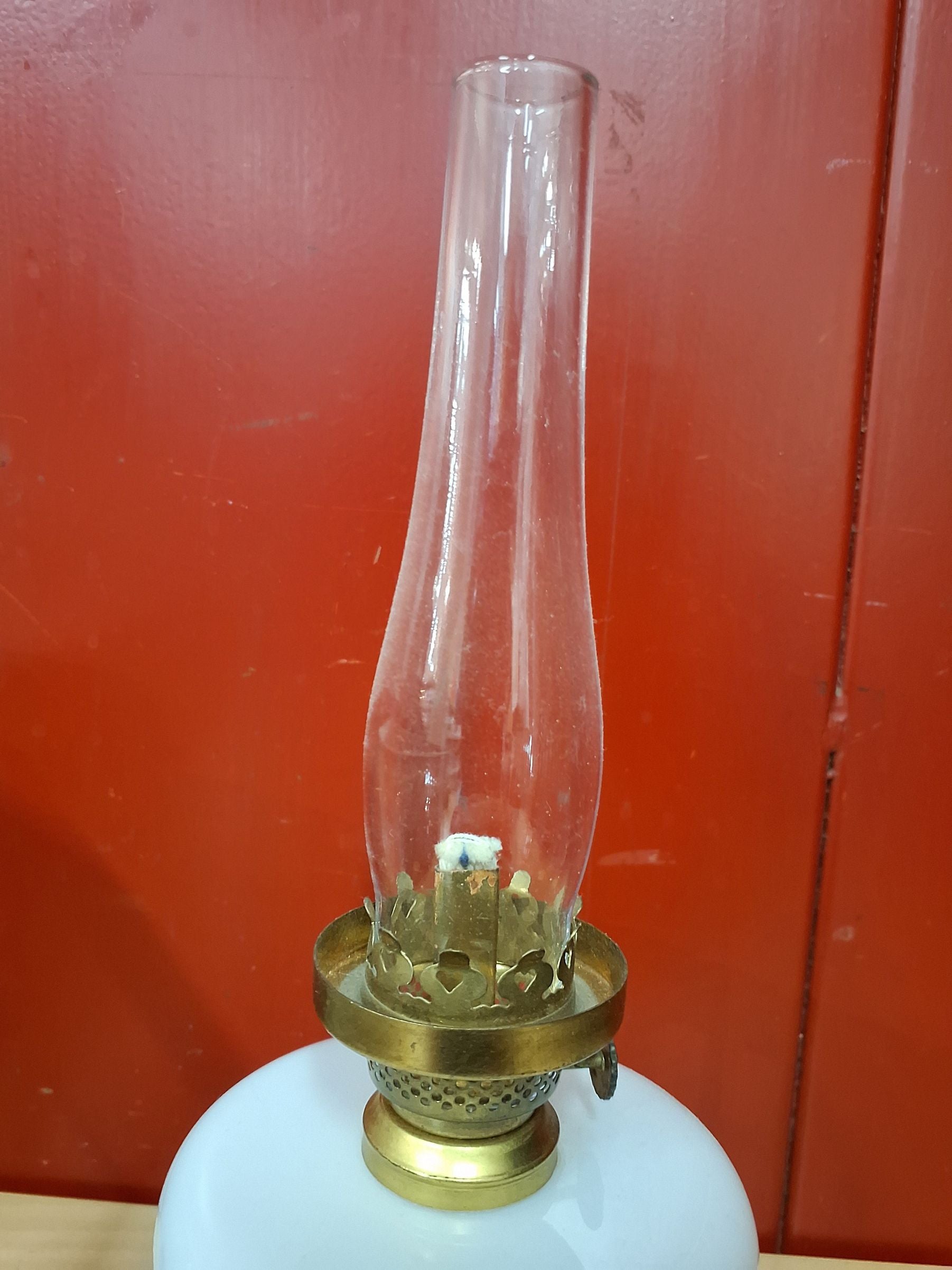 Hvid Holmegaard petroleumslampe