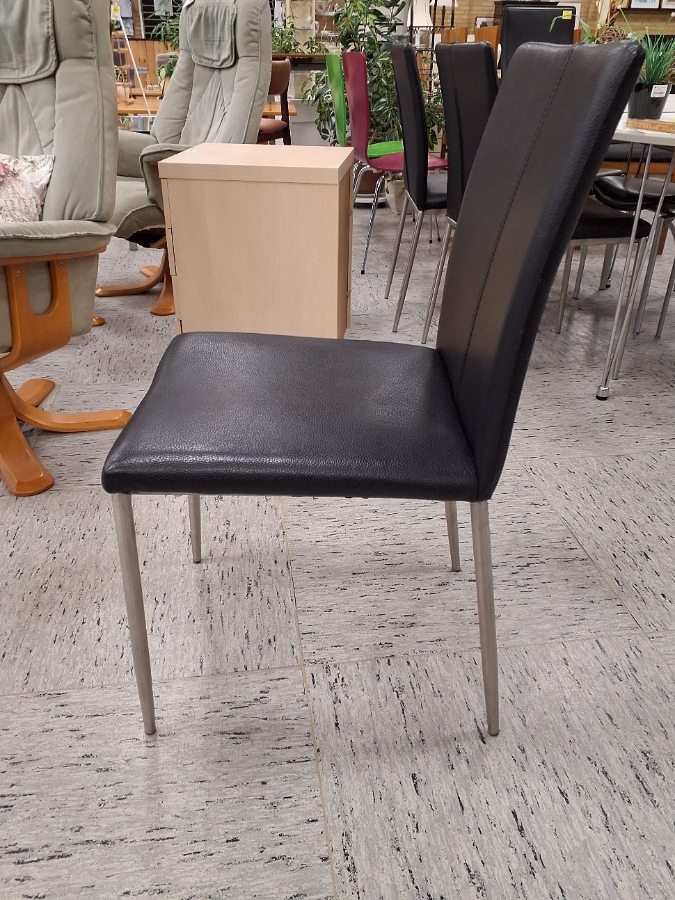 Sort spisebordsstol i kunstlæder