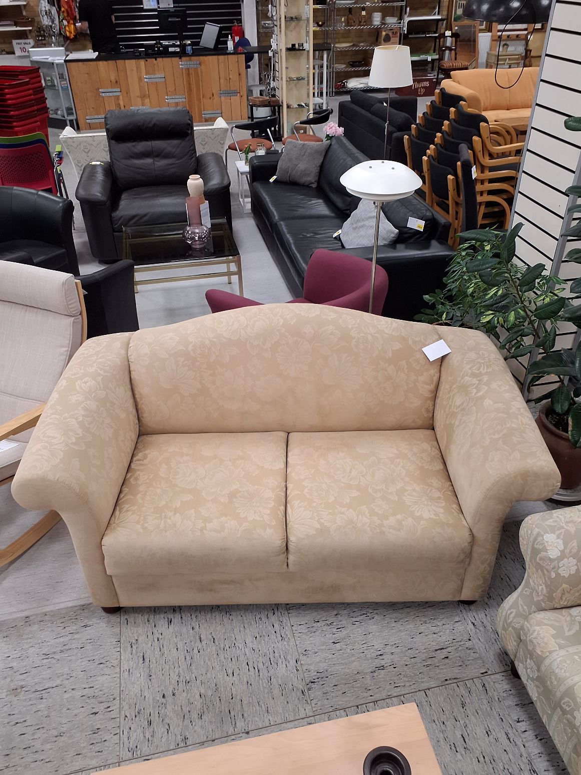 Cremehvid med blomster .2ps sofa
