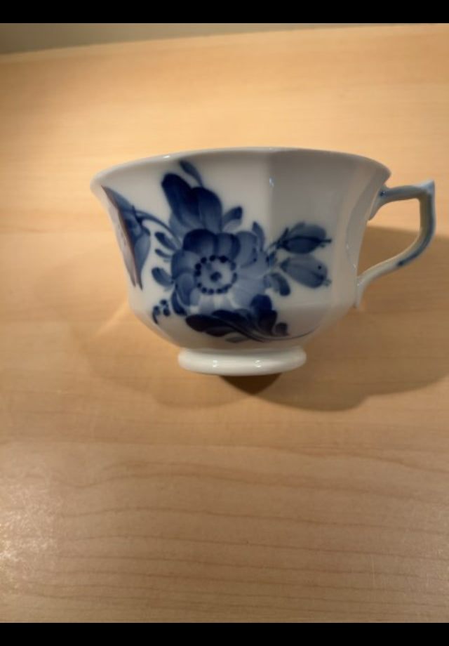 Royal Copenhagen, Blå Blomst Kantet.