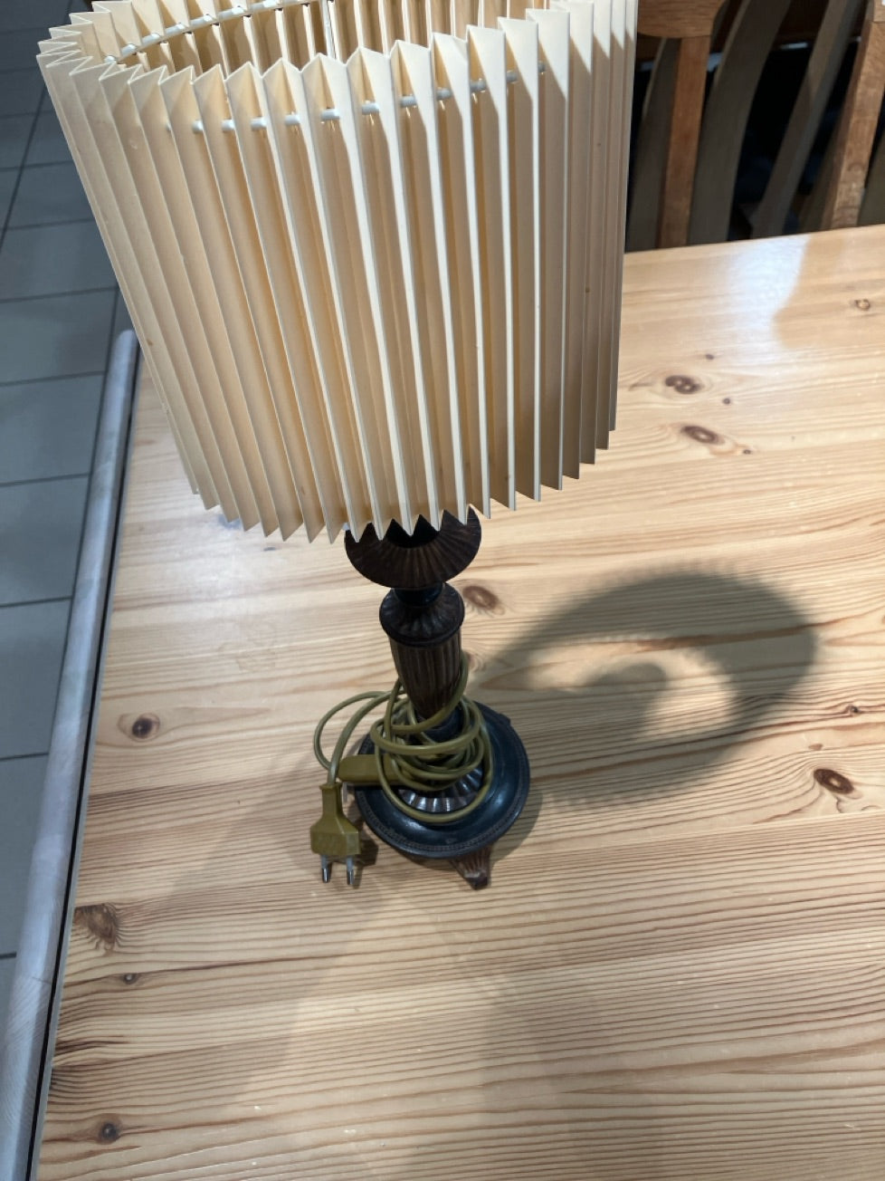 Lampe med metalfod