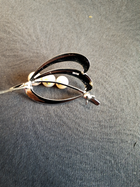 Mikimoto broche