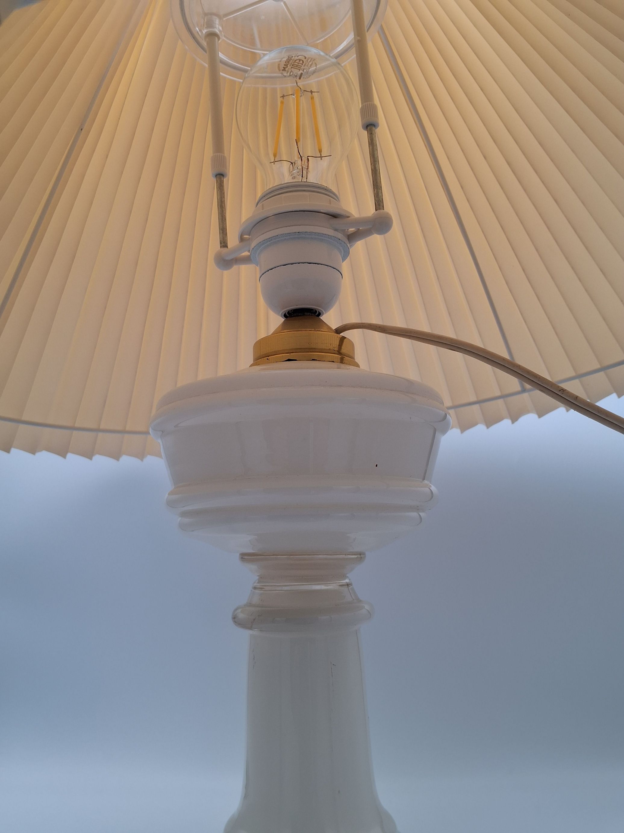 Hvid bordlampe
