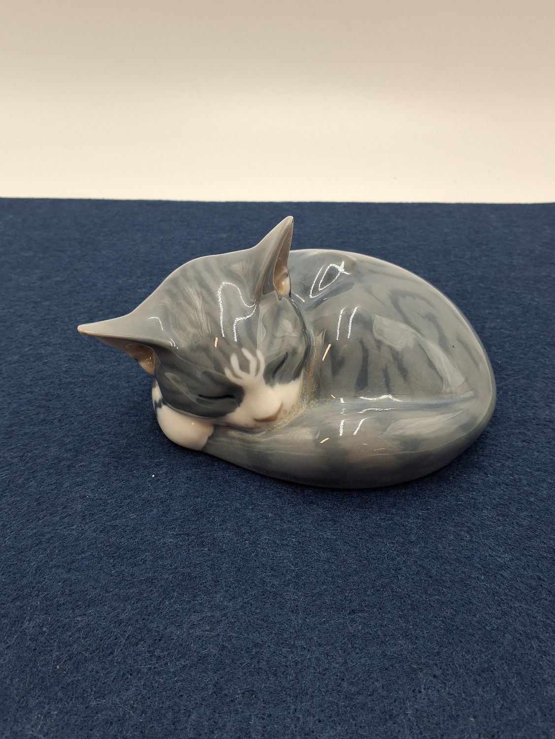 Sovende kat  nr. 422. Royal Copenhagen