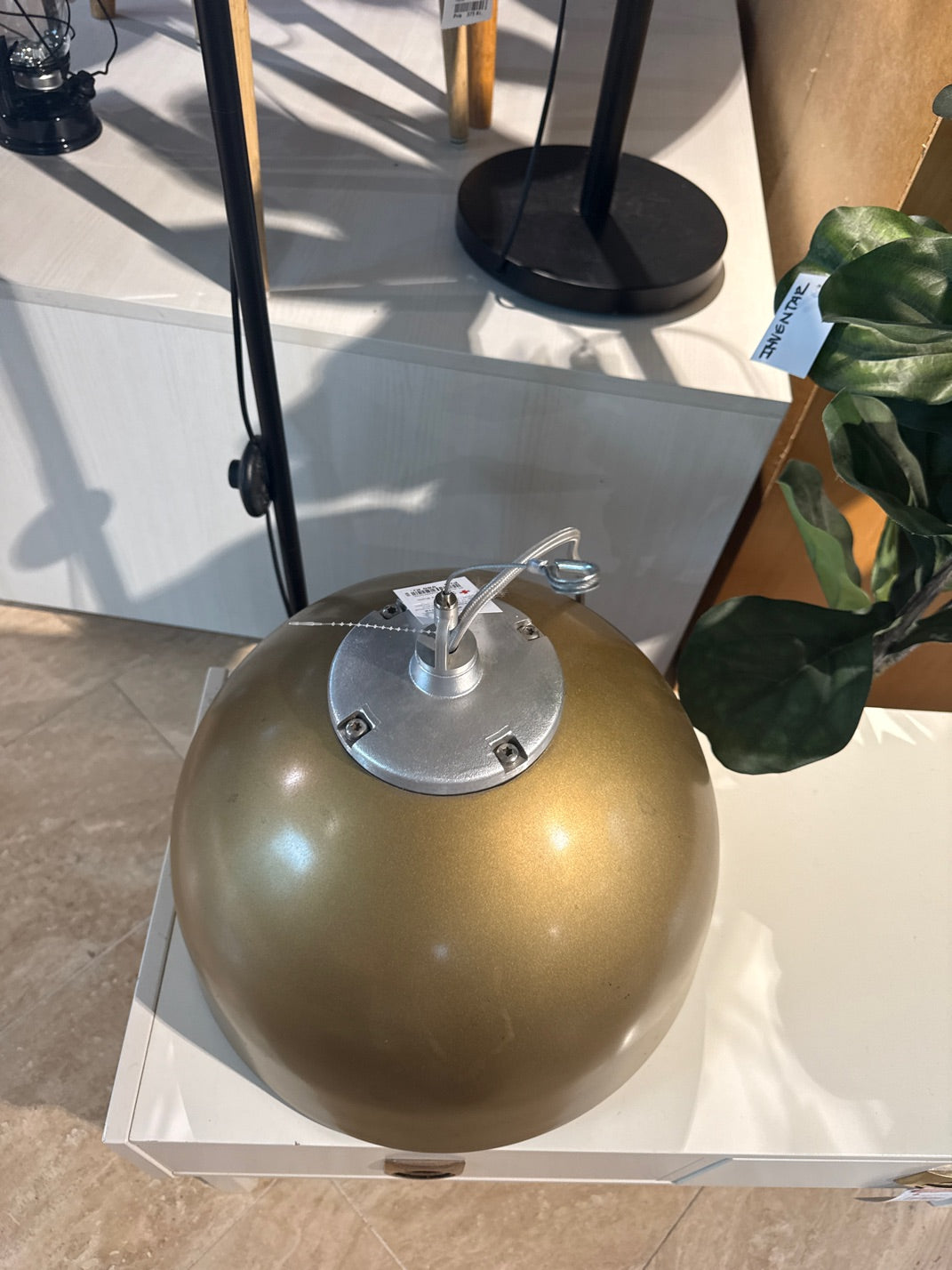 Rund metallampe guld