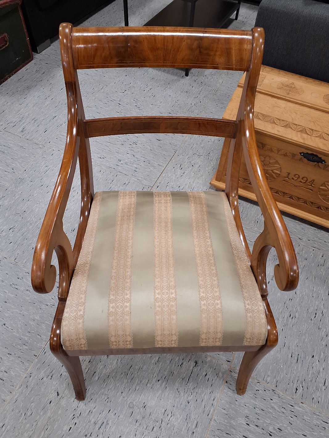 Armstol i biedermeier stil