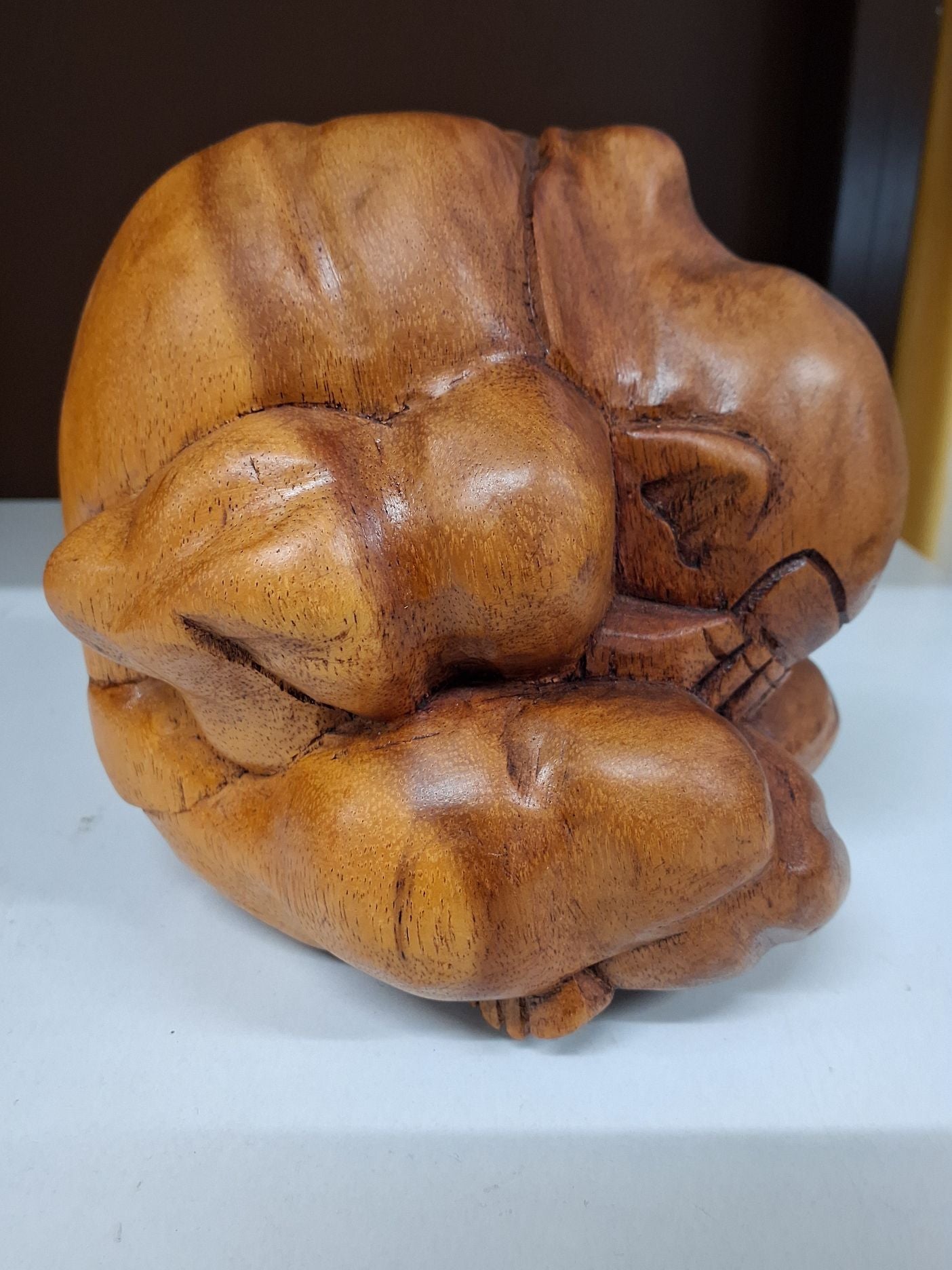Buddha skåret i træ