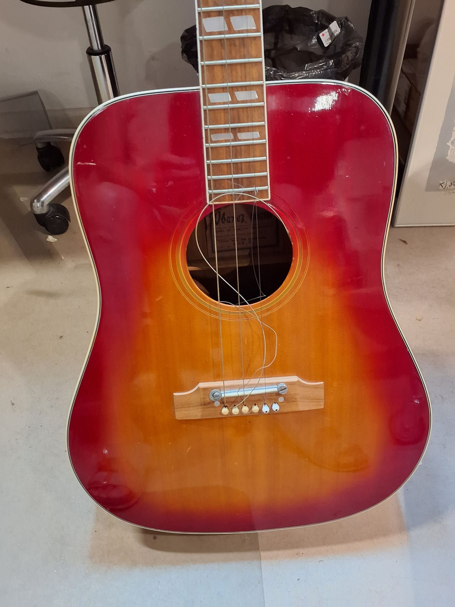 Ibånez Aküstik guitar skal have nye strenge