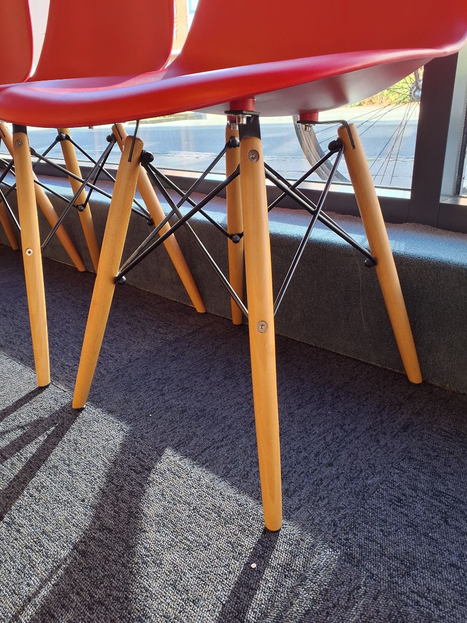 Rød "Eames" spisestestol