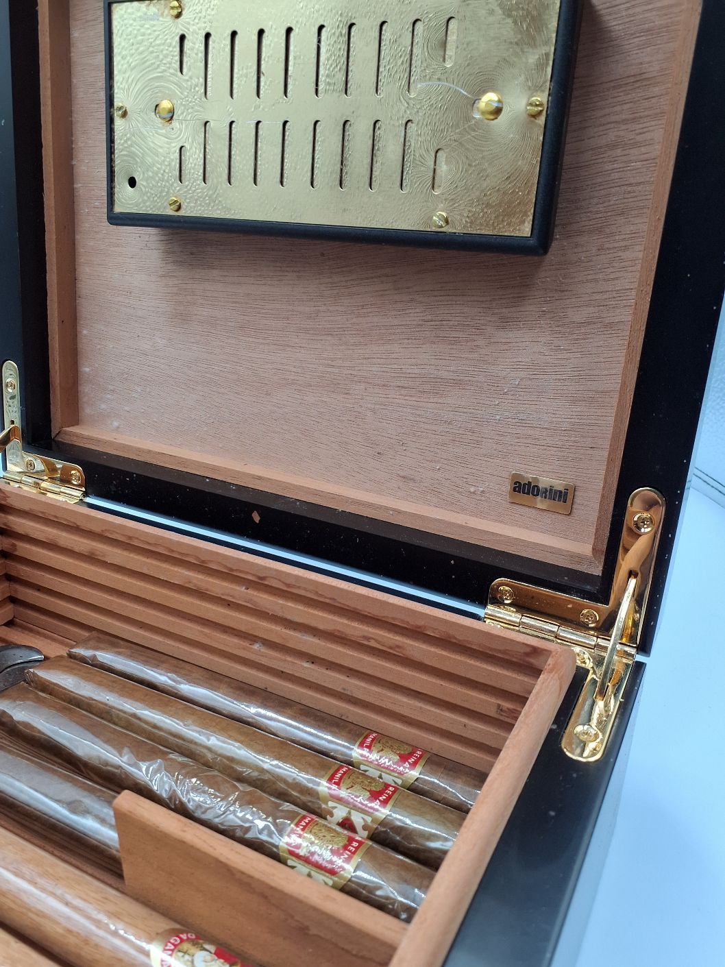 Adorini cigarbox