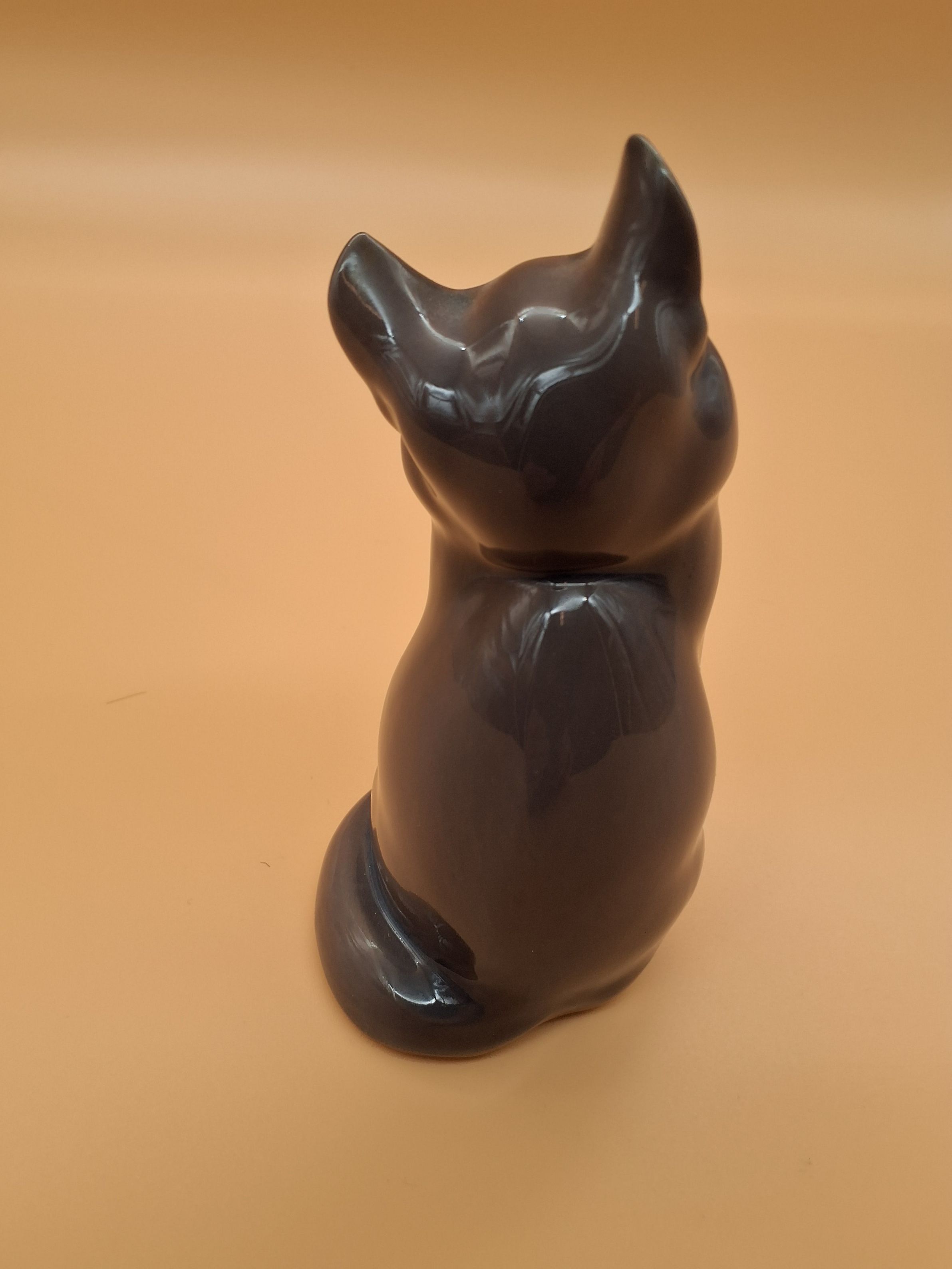 Kat i porcelæn