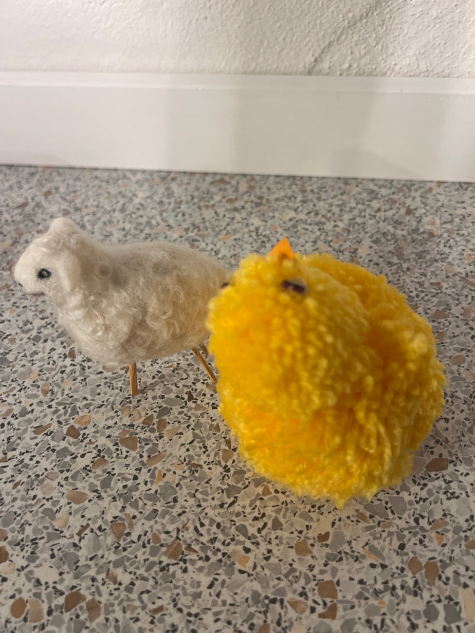 Påskepynt med kylling og får