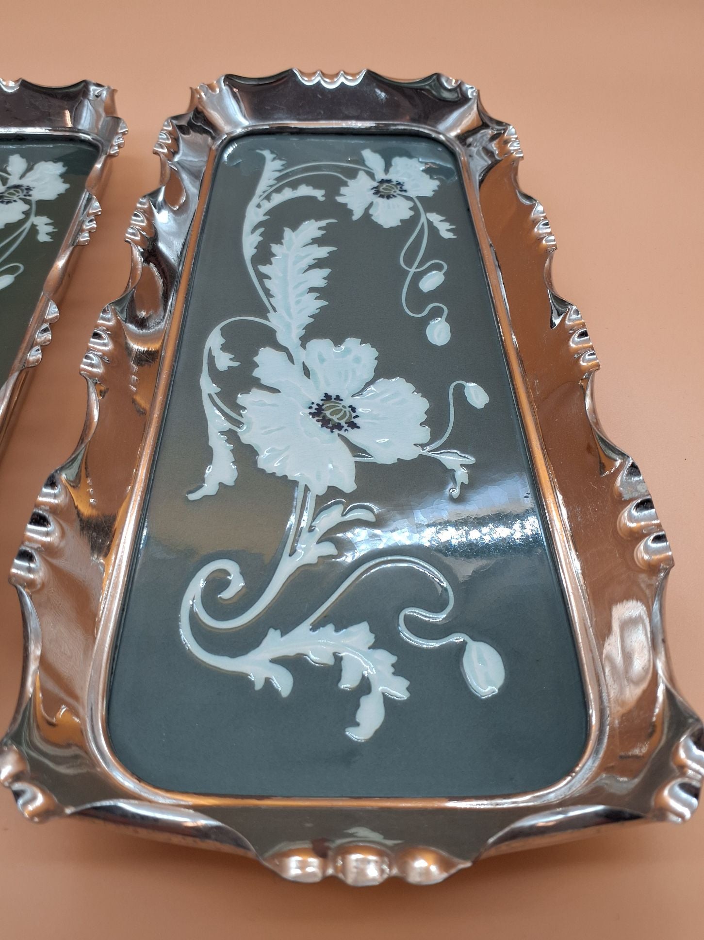 Sæt med to små art nouveau fade.